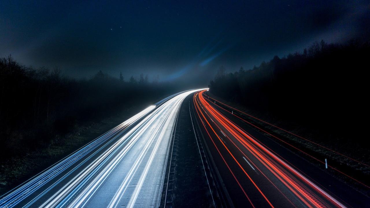 Stimmungsbild zum Beitrag: Es wird eine Autobahn bei Nacht abgebildet.