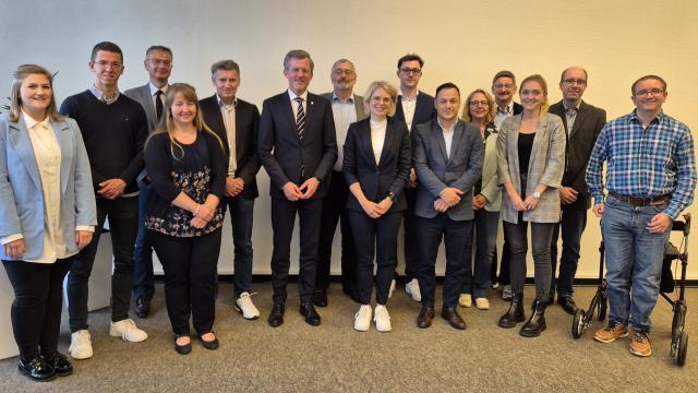 Staatssekretär Dr. Dirk Günnewig (6. v. l.) wurde von den Mitarbeiterinnen und Mitarbeitern des Finanzamt Iserlohns herzlich begrüßt.