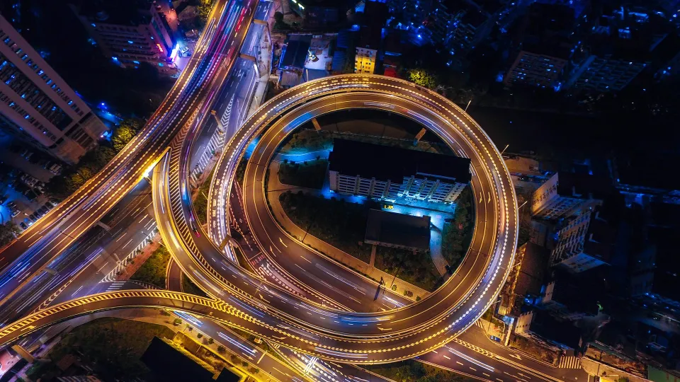 Stimmungsbild zum Beitrag: Es wird ein Autobahnkreuz bei Nacht abgebildet.