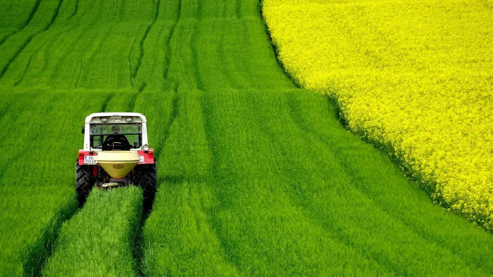 Stimmungsbild zum Beitrag: Es wird ein Traktor auf einem Feld abgebildet.